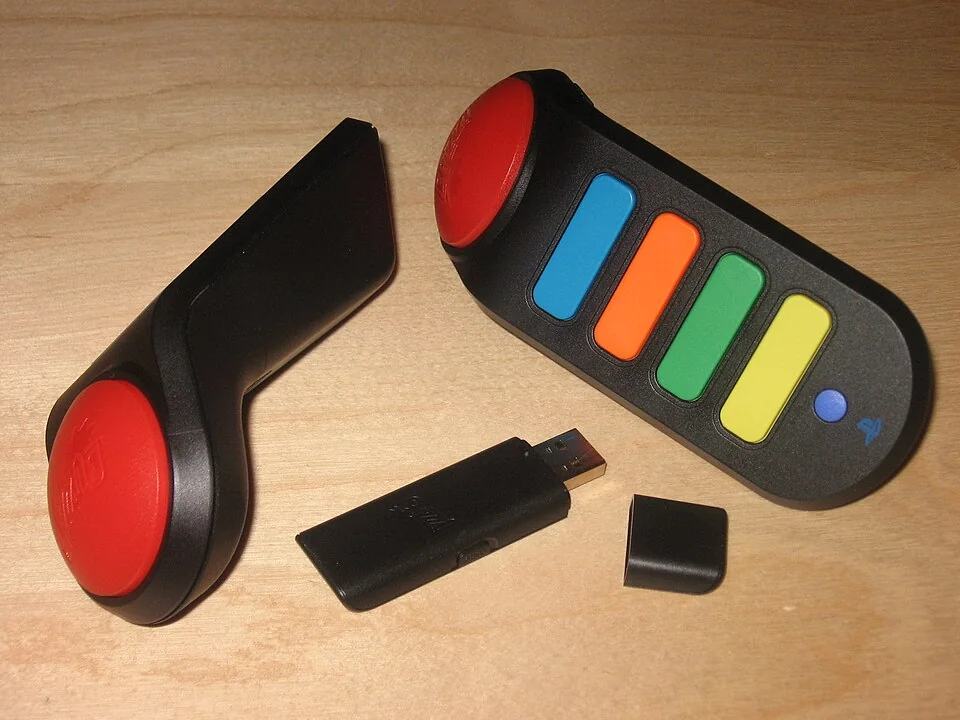 Twee draadloze Buzz-quizcontrollers met hun USB-ontvanger