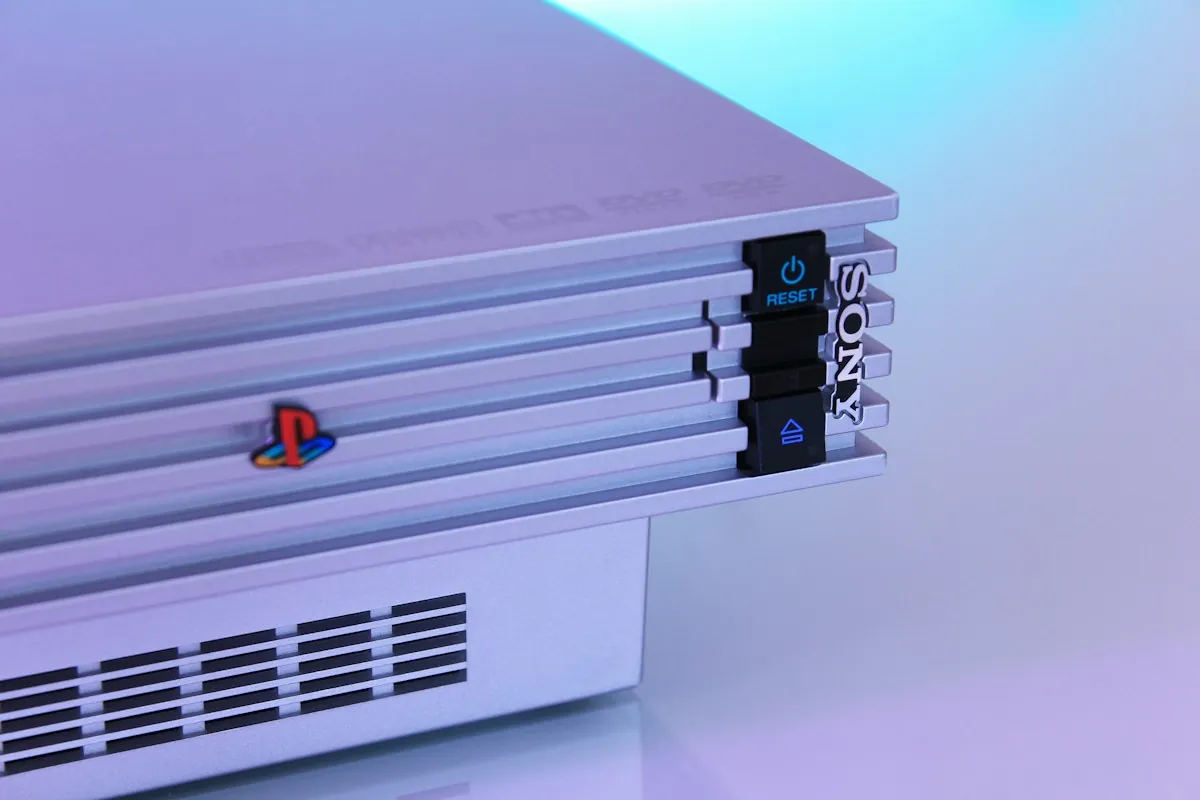 Zilverkleurige PlayStation 2-console in close-up