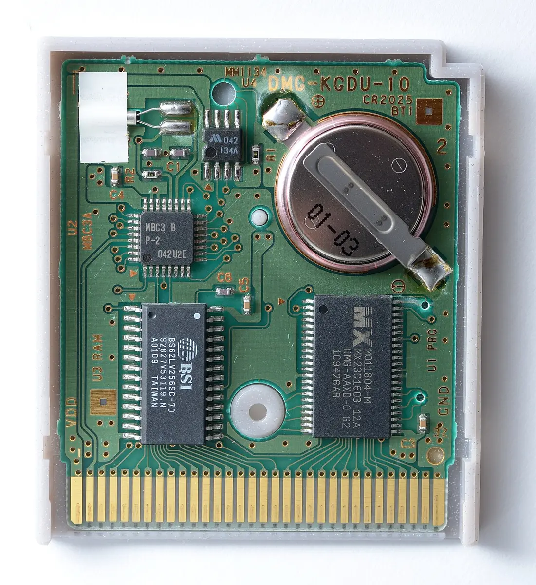 Geopende Pokémon Silver-cartridge met knoopcelbatterij op de printplaat