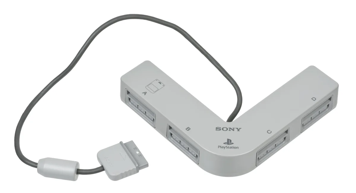 Grijze PlayStation Multitap SCPH-1070 met vier controllerpoorten
