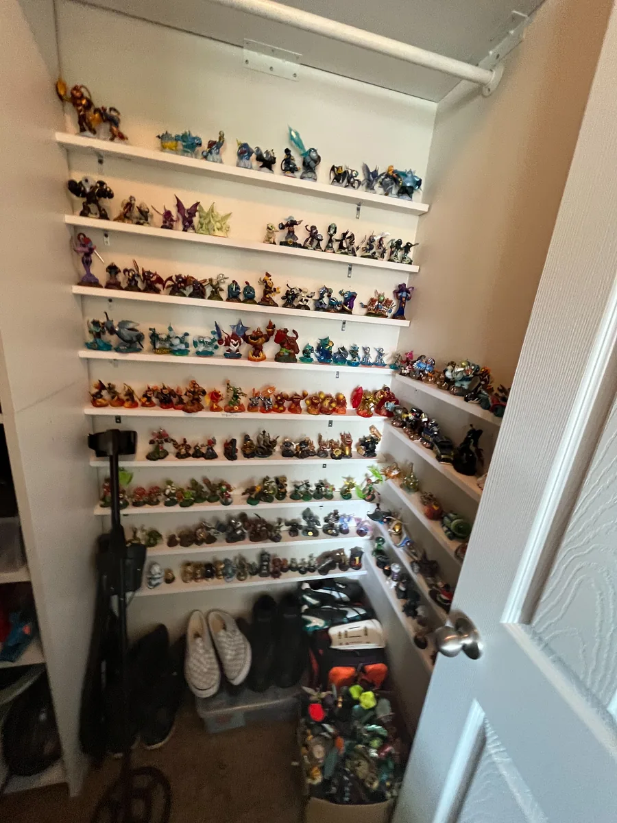 Verzameling Skylanders-figuren op wandplanken