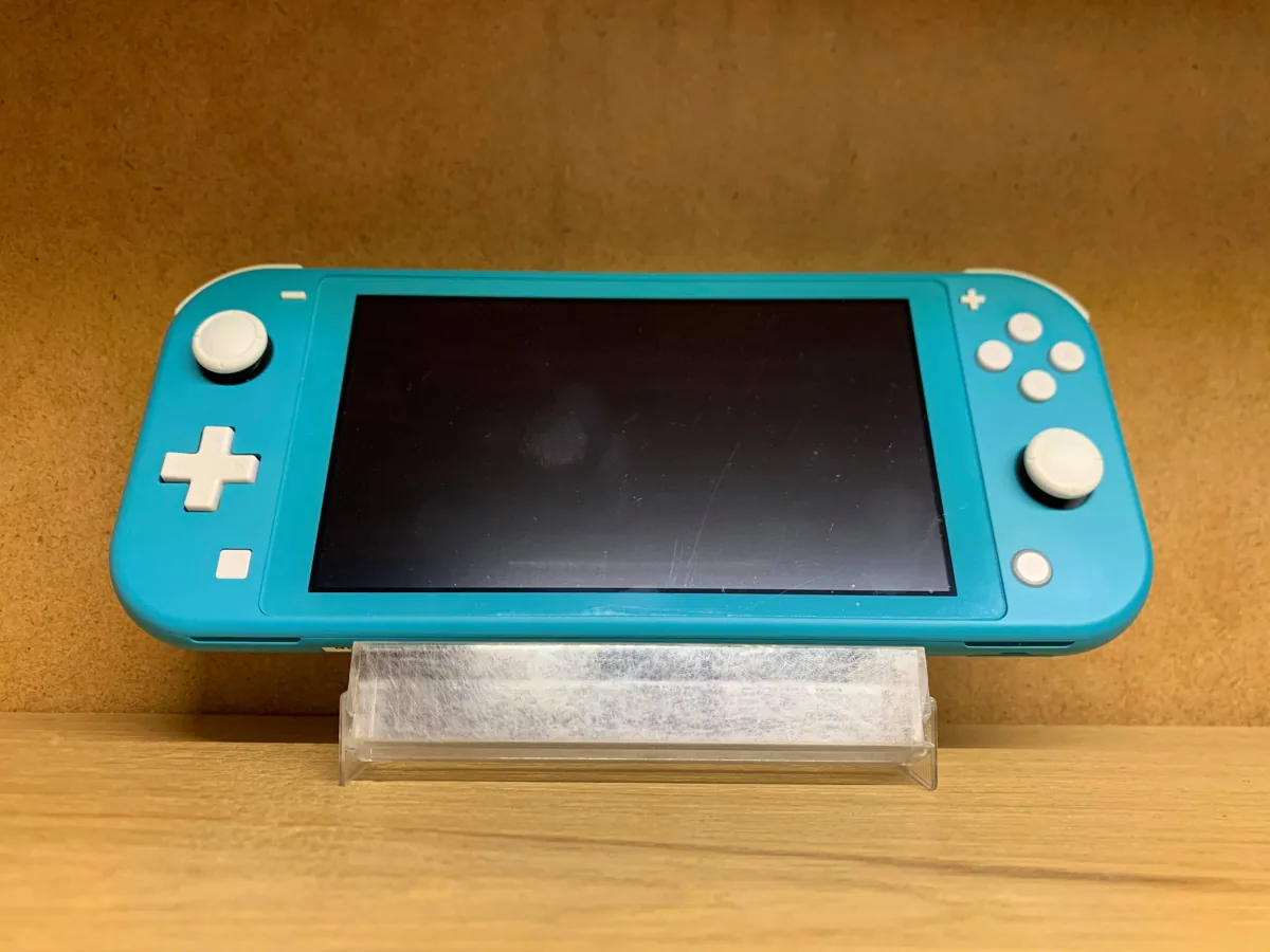 Blauwe Nintendo Switch Lite op een houder
