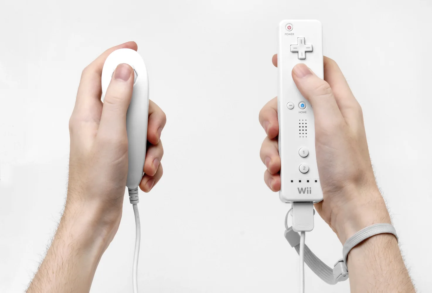 Wii Remote en Nunchuk in de handen van een speler
